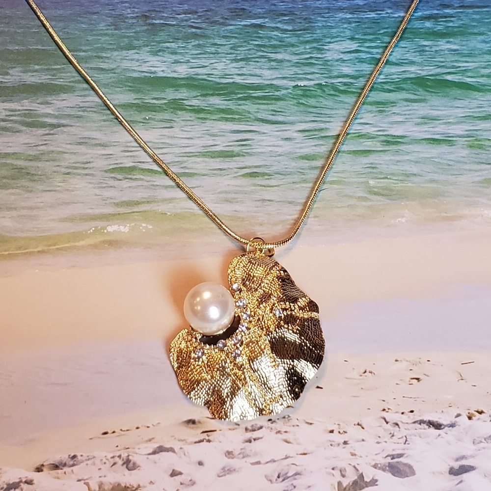 Stunning Shell with Pearl Pendant Necklace (NWOT)